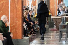 PFW - Louis Vuitton Front Row
