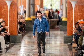 PFW - Louis Vuitton Runway