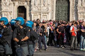 Slavia Prague Fans In Piazza Duomo Milan - Italy
