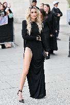 PFW Tom Ford Outside Arrivals