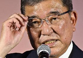 Japan PM receives "best dressed eyes" award