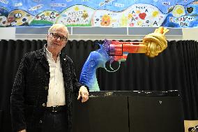 AVICII NON-VIOLENCE SYMBOL UNVEILED