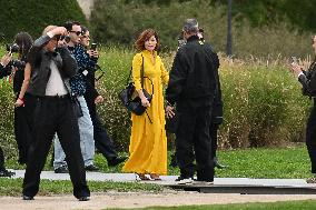 PFW Loewe Outside Arrivals