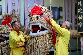 Straw-Woven Dragon Performance - China