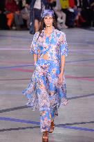 PFW - Shiatzy Chen Runway