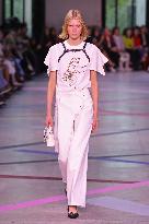 PFW - Shiatzy Chen Runway