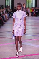 PFW - Shiatzy Chen Runway