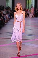 PFW - Shiatzy Chen Runway