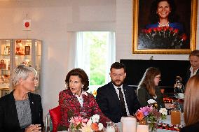 QUEEN SILVIA VISITS THE SILVIA HOME