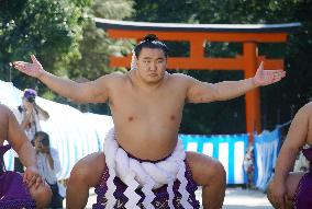Sumo: ring-entering ritual