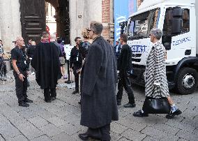 Extras Arrive For The Devil Wears Prada 2 - Milan