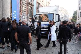Extras Arrive For The Devil Wears Prada 2 - Milan