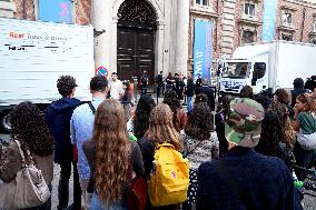 Extras Arrive For The Devil Wears Prada 2 - Milan