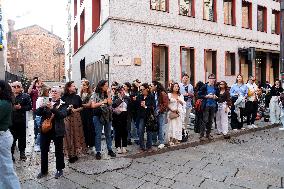 Extras Arrive For The Devil Wears Prada 2 - Milan