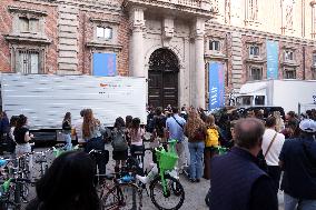 Extras Arrive For The Devil Wears Prada 2 - Milan