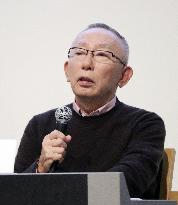 Fast Retailing head Yanai meets press on earnings