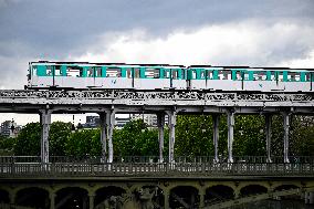 METRO RATP Replacing Line 6 - Paris