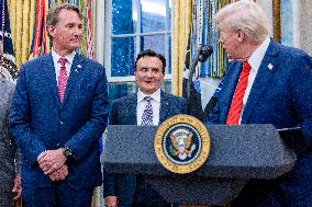 US President Donald Trump announces a drug pricing deal during a press conference in the Oval Office