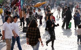 Anne Hathaway filming The Devil Wears Prada 2 in Milan - Italy