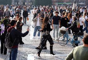 Anne Hathaway filming The Devil Wears Prada 2 in Milan - Italy