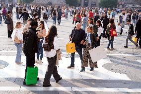 Anne Hathaway filming The Devil Wears Prada 2 in Milan - Italy