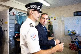 French PM Sebastien Lecornu Visits A Police Station - Hay-les-Roses