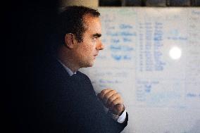 French PM Sebastien Lecornu Visits A Police Station - Hay-les-Roses