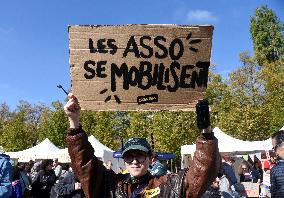 Mobilization Of Associations Against Budget Cuts - Paris