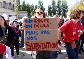 Mobilization Of Associations Against Budget Cuts - Paris