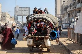 Displaced Palestinians Returning North After Ceasefire - Gaza