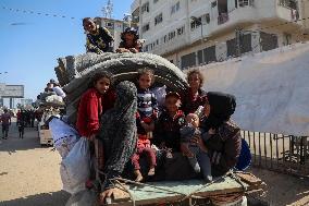 Displaced Palestinians Returning North After Ceasefire - Gaza