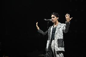 WEATHERS Opens For YUNGBLUD Tour - Paris