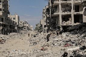 Return to Ruins in Khan Yunis - Gaza