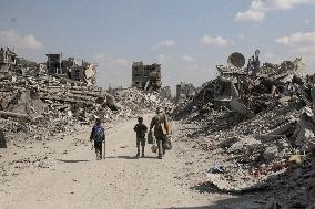 Return to Ruins in Khan Yunis - Gaza