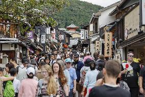 Foreign tourists number to hit record