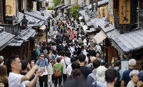 Foreign visitors to Japan rise at record pace