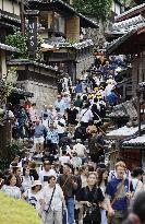 Foreign visitors to Japan rise at record pace