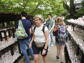 Foreign visitors to Japan rise at record pace