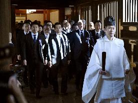 Japan lawmakers visit Yasukuni shrine