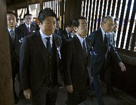 Japan lawmakers visit Yasukuni shrine