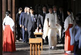 Japan lawmakers visit Yasukuni shrine