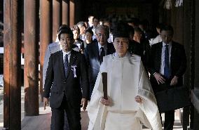 Japan lawmakers visit Yasukuni shrine