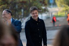 Golden Crown Reinstalled On Virgin Statue - Marseille