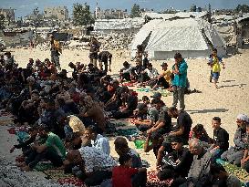 Gazans Pray Amid Destruction - Khan Yunis
