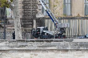Robbery at the Louvre Museum - Paris