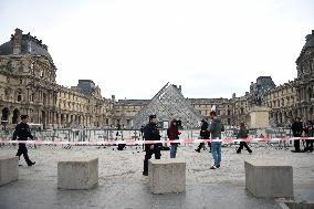 Robbery at the Louvre Museum - Paris