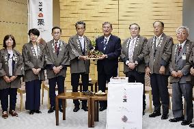 Japan PM Ishiba receives chestnuts