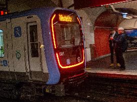 The New Trains on Metro Line 10 - Paris