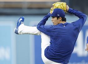 Baseball: Dodgers pitcher Sasaki ahead of World Series