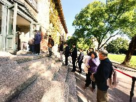 The Masses Mourn The Passing of  YANG Chen Ning in Tsinghua University